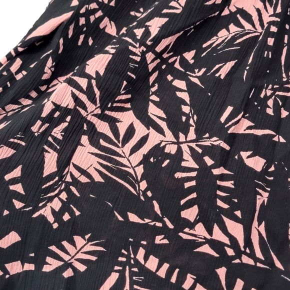 💥Sanctuary Black and Coral-Pink Off The Shoulder Leaf Pattern Blouse Size XS - Picture 6 of 10